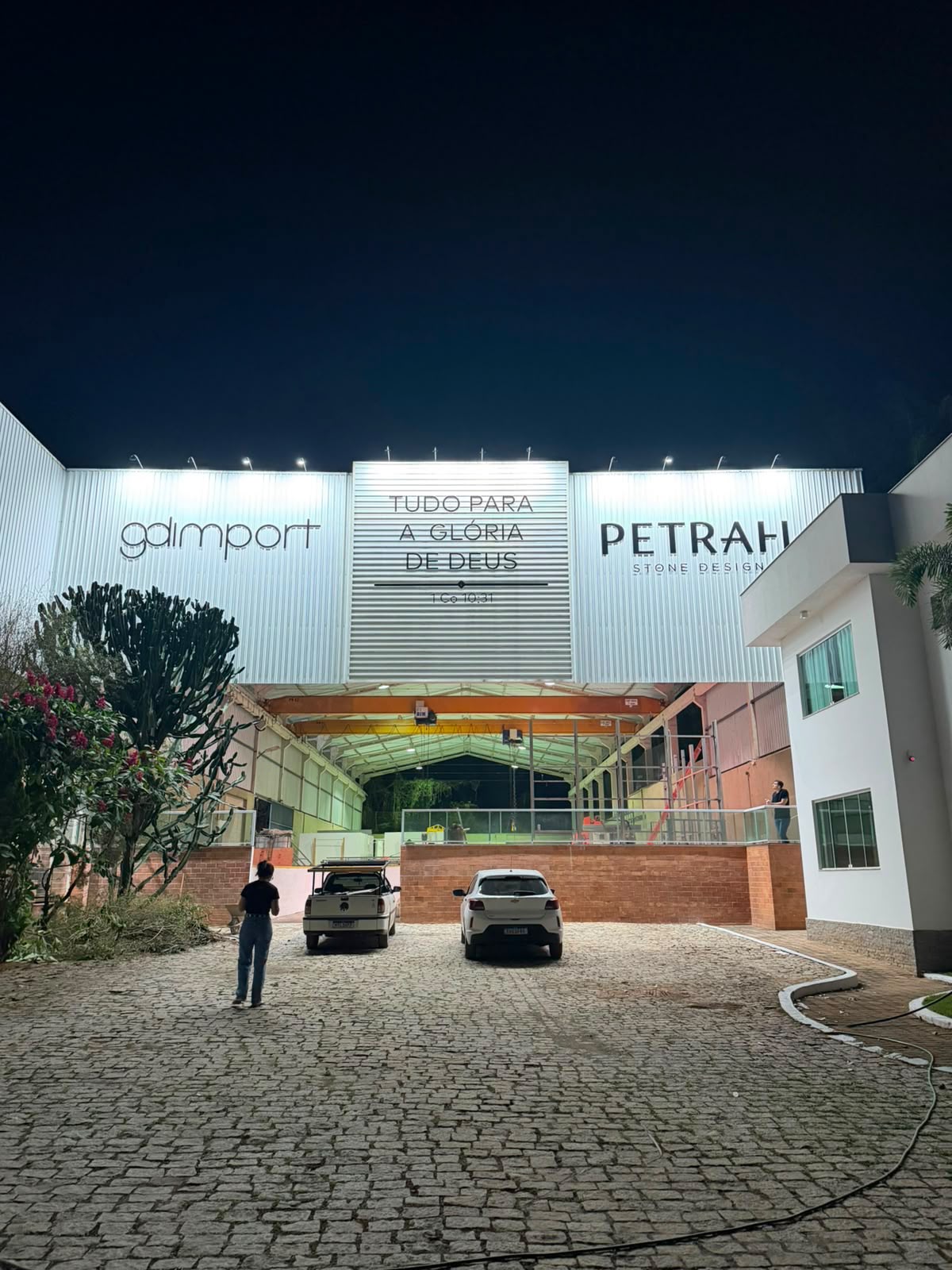 Fachada da sede da Petrah Stone Design à noite